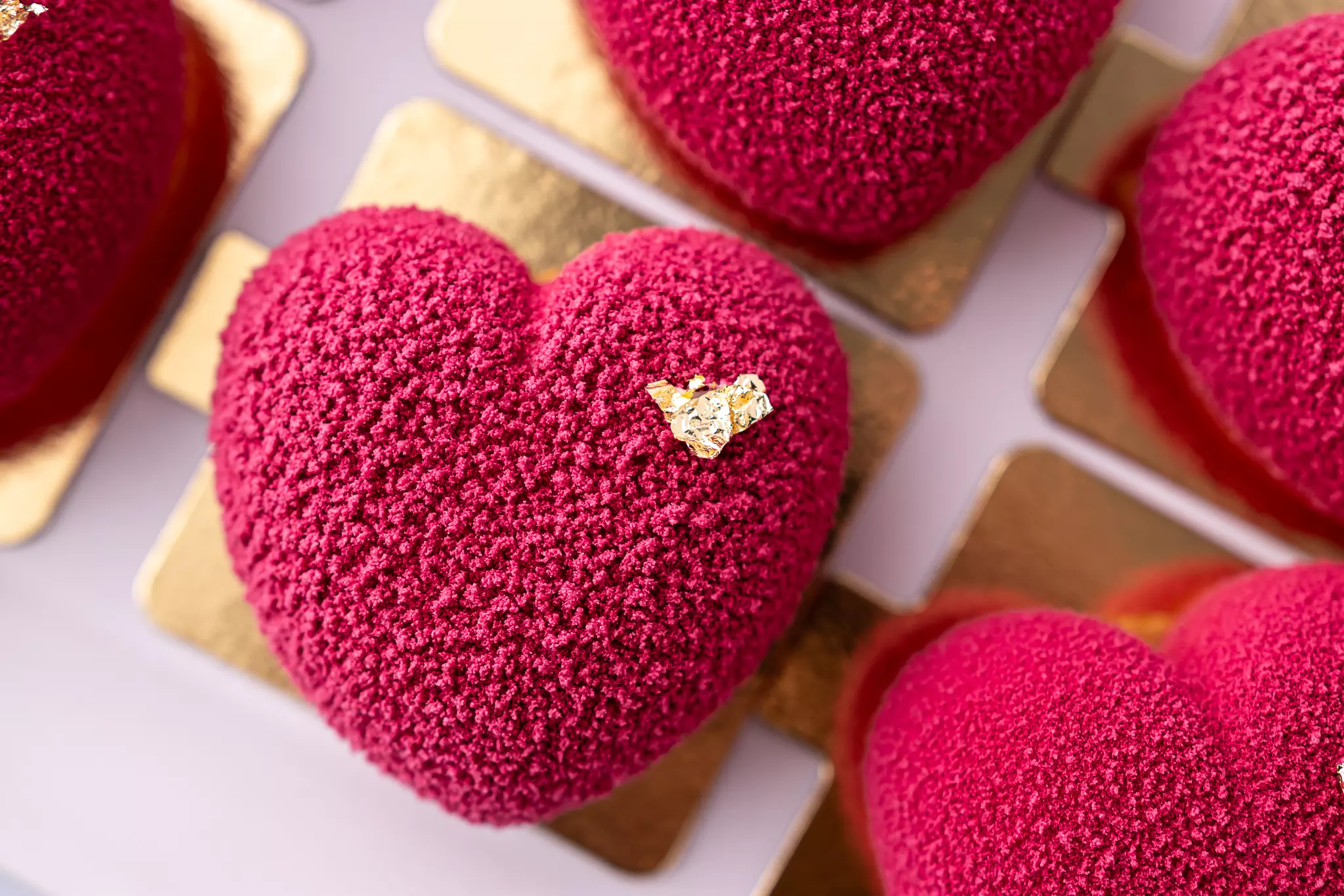 Produkcja deserów musowych w formach silikonowych w kształcie serca