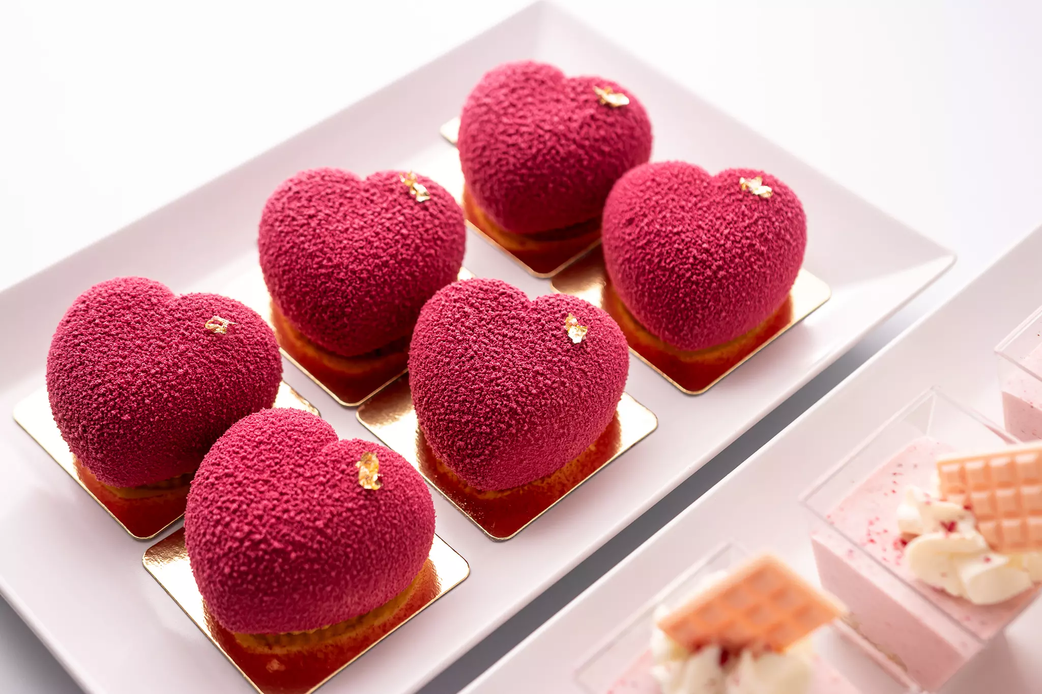 Desery w kształcie serca w czerwonym zamszu na przyjęcia weselne i walentynki
