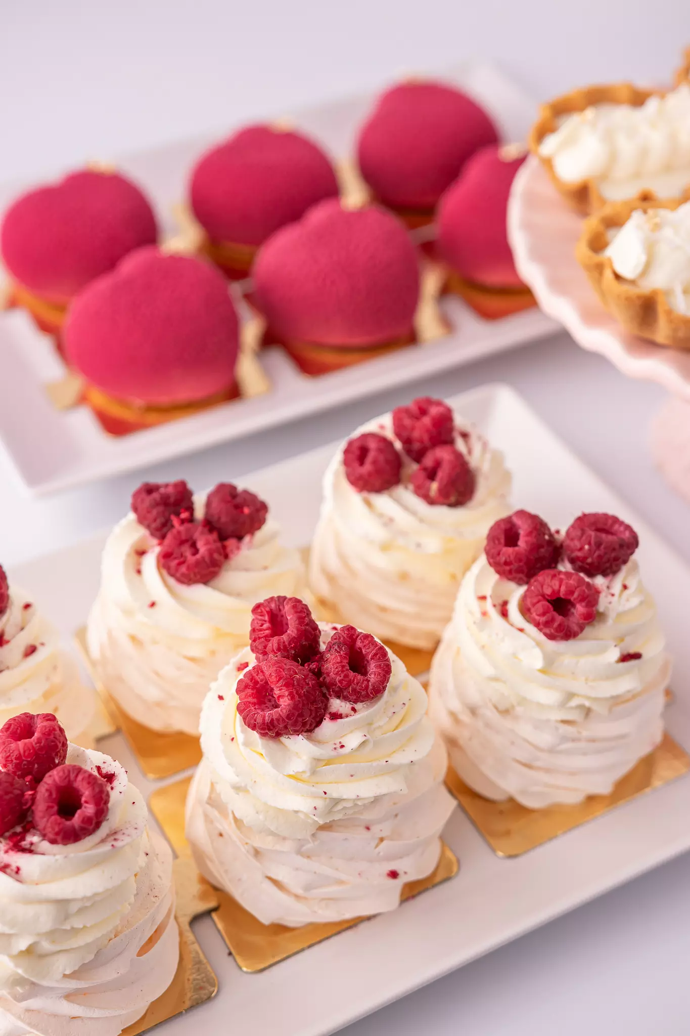 Mini torciki bezowe z malinami