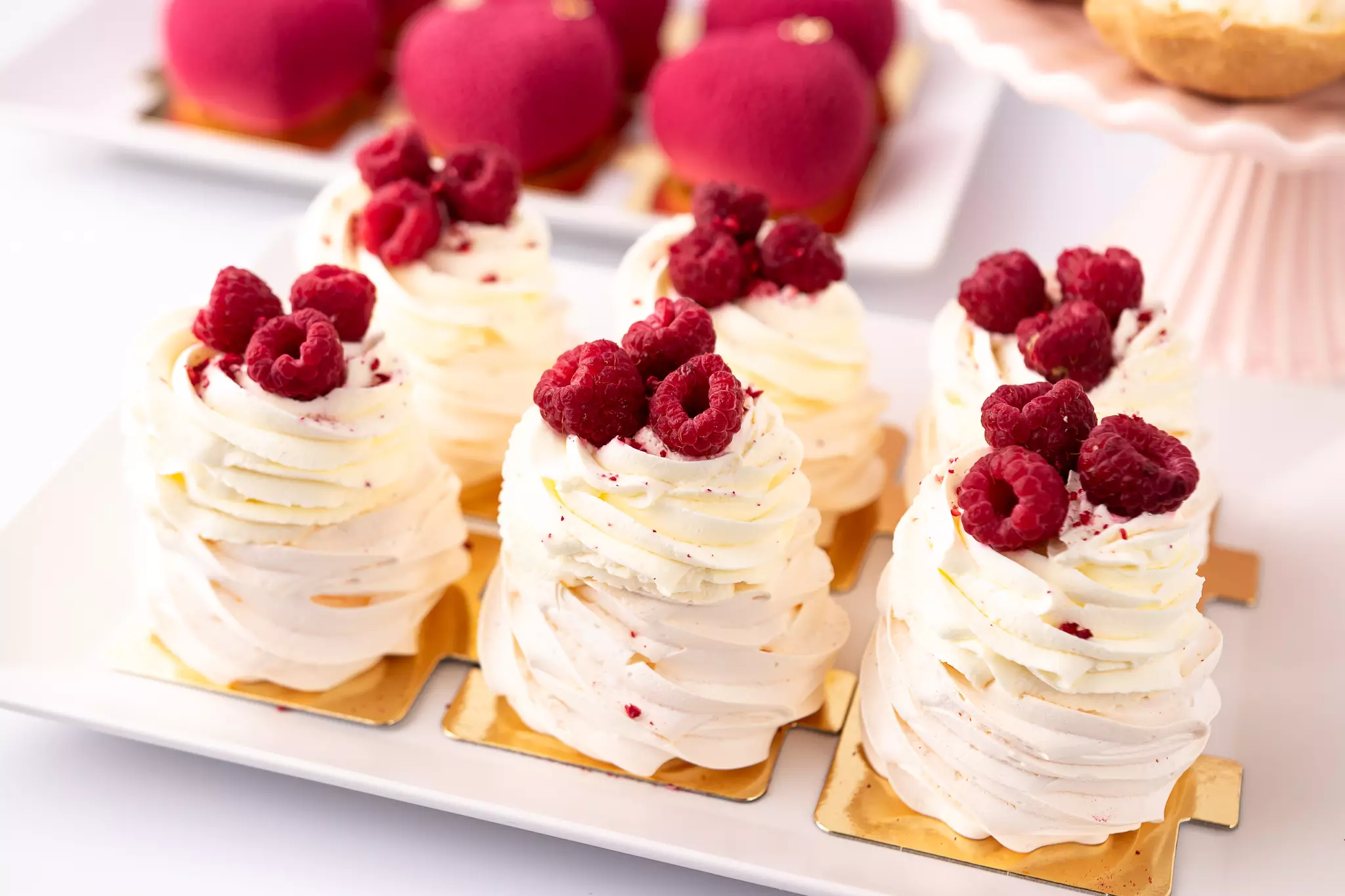 Mini torciki bezowe z malinami