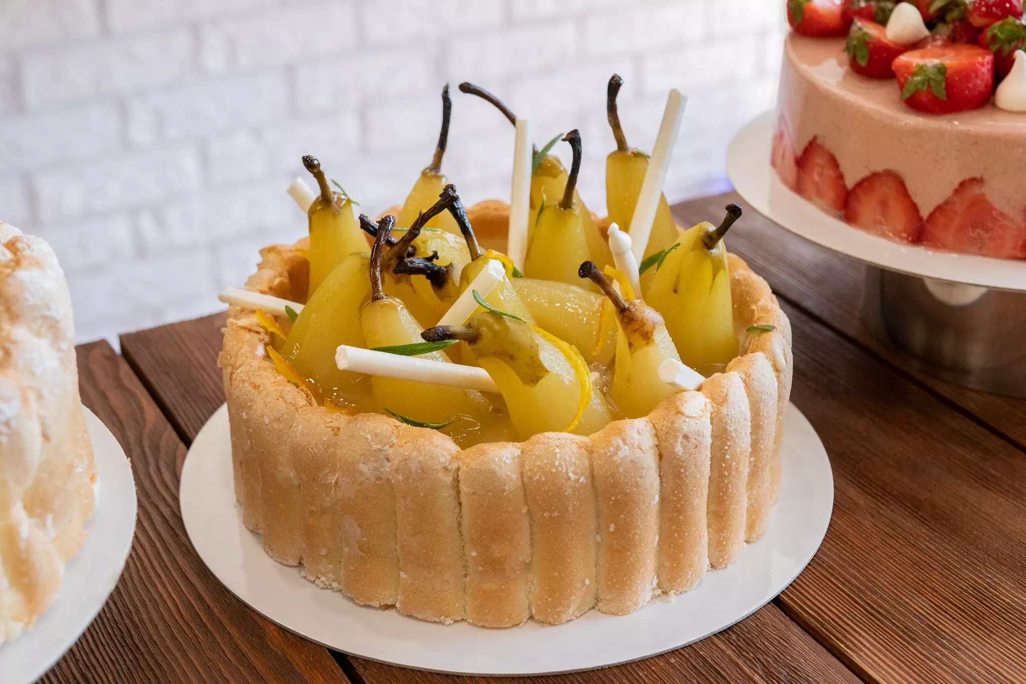 Francuski tort z karmelizowaną gruszką obłożony biszkoptami