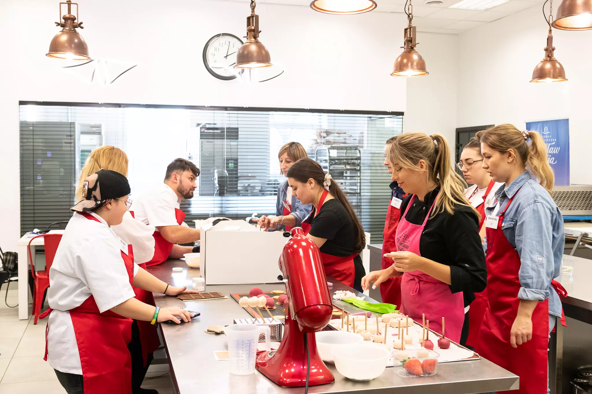 Dekorowanie deserów na candy bar