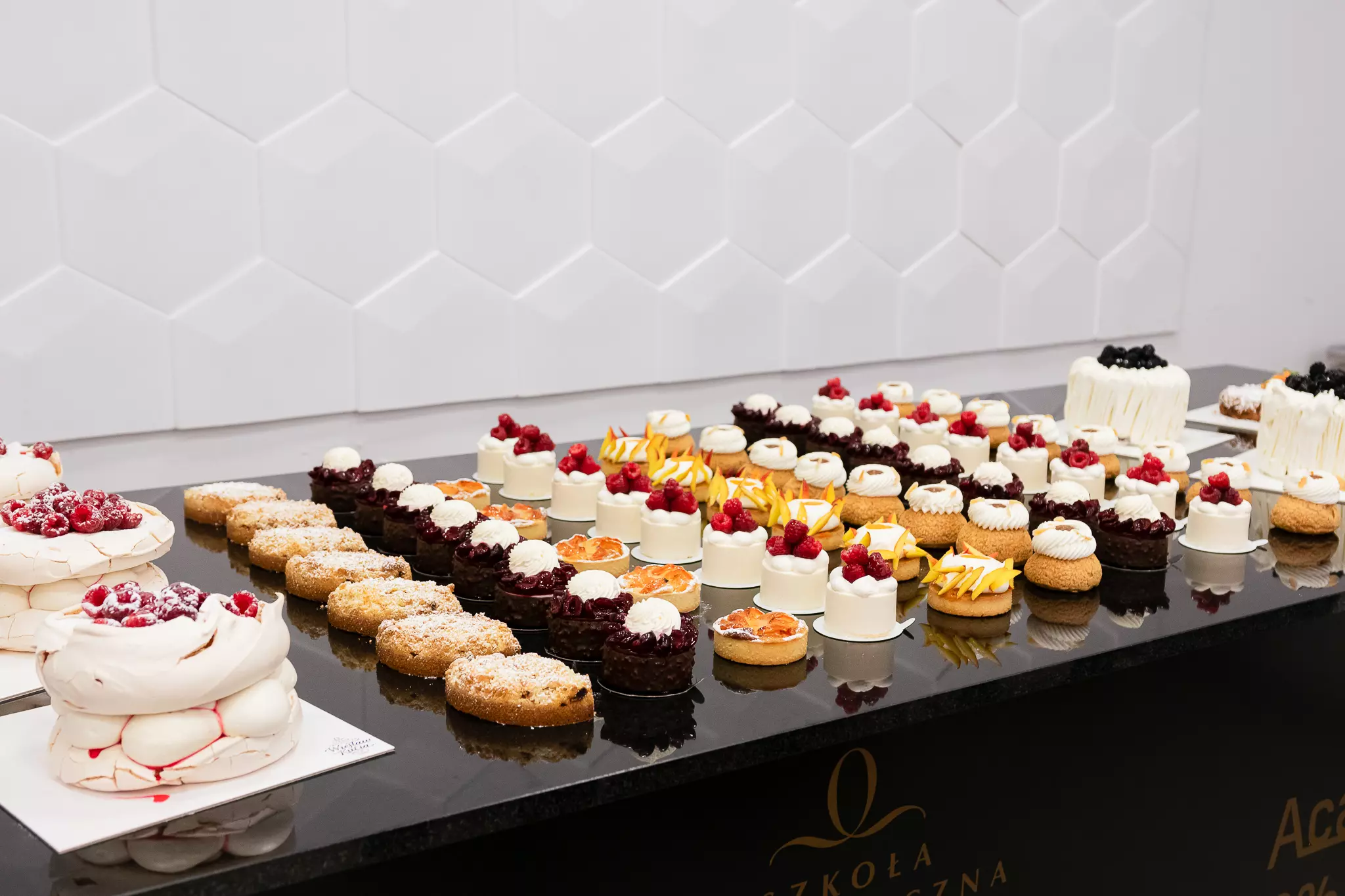 Słodki stół z deserów i ciast na szkoleniu Fresh Pastry z Jackiem Muchą