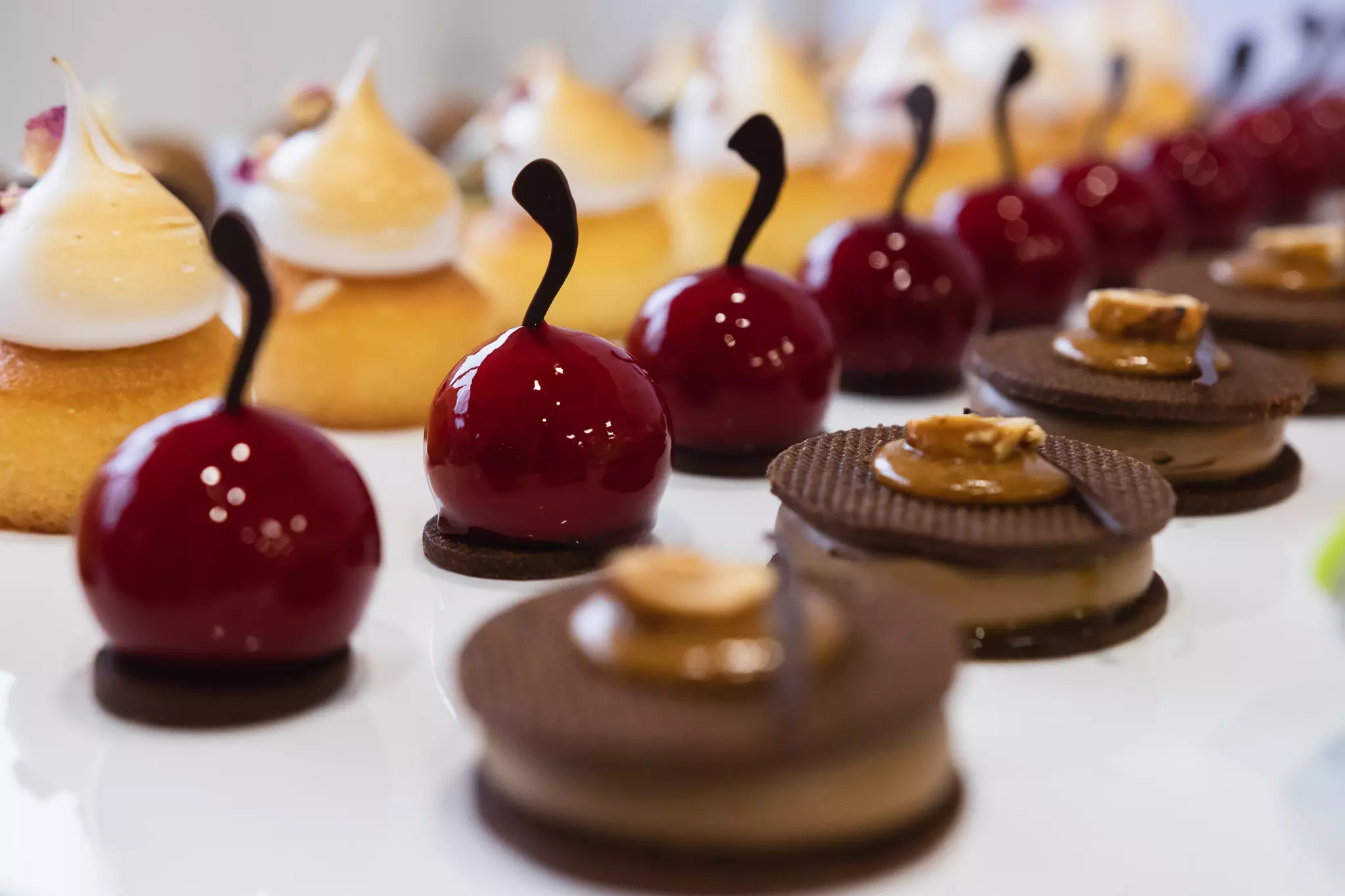 Deserki finger food w kształcie wisienek z czekolady