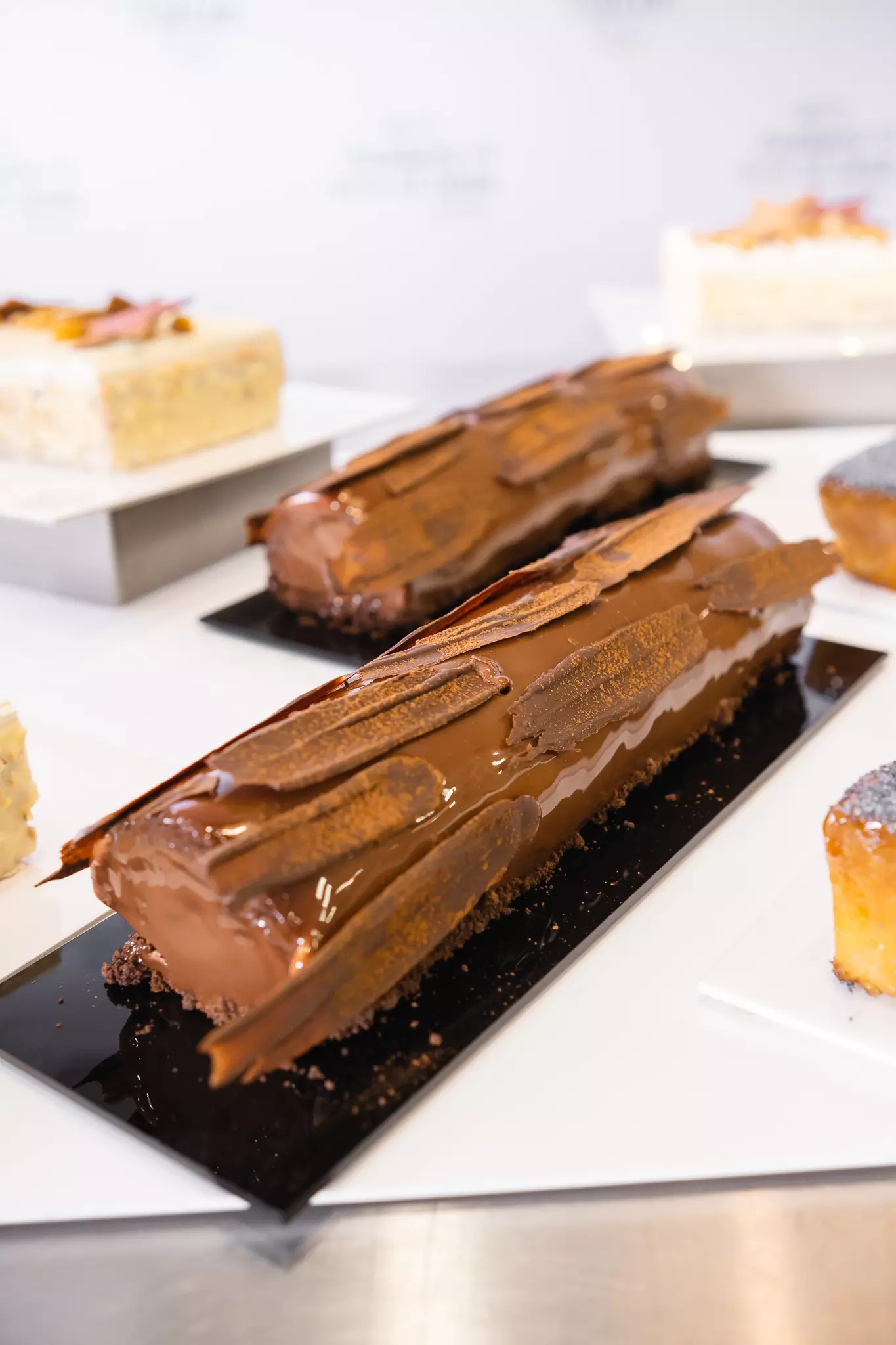 Ciasto buche de noel ozdobione kawałkami czekolady