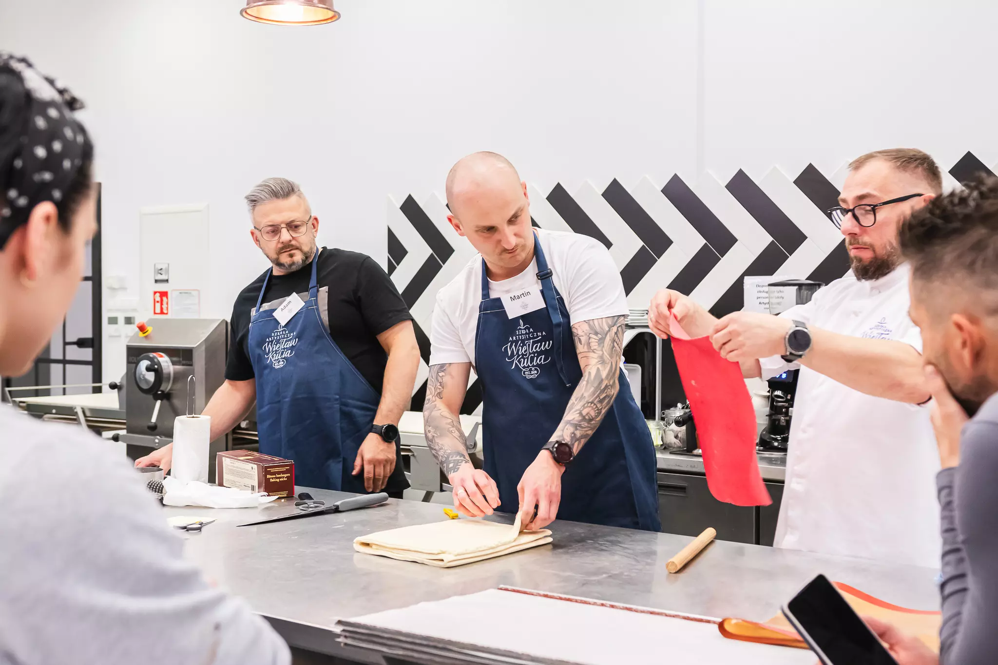 Produkcja, wałkowanie i krojenie ciasta na croissanty dicolor