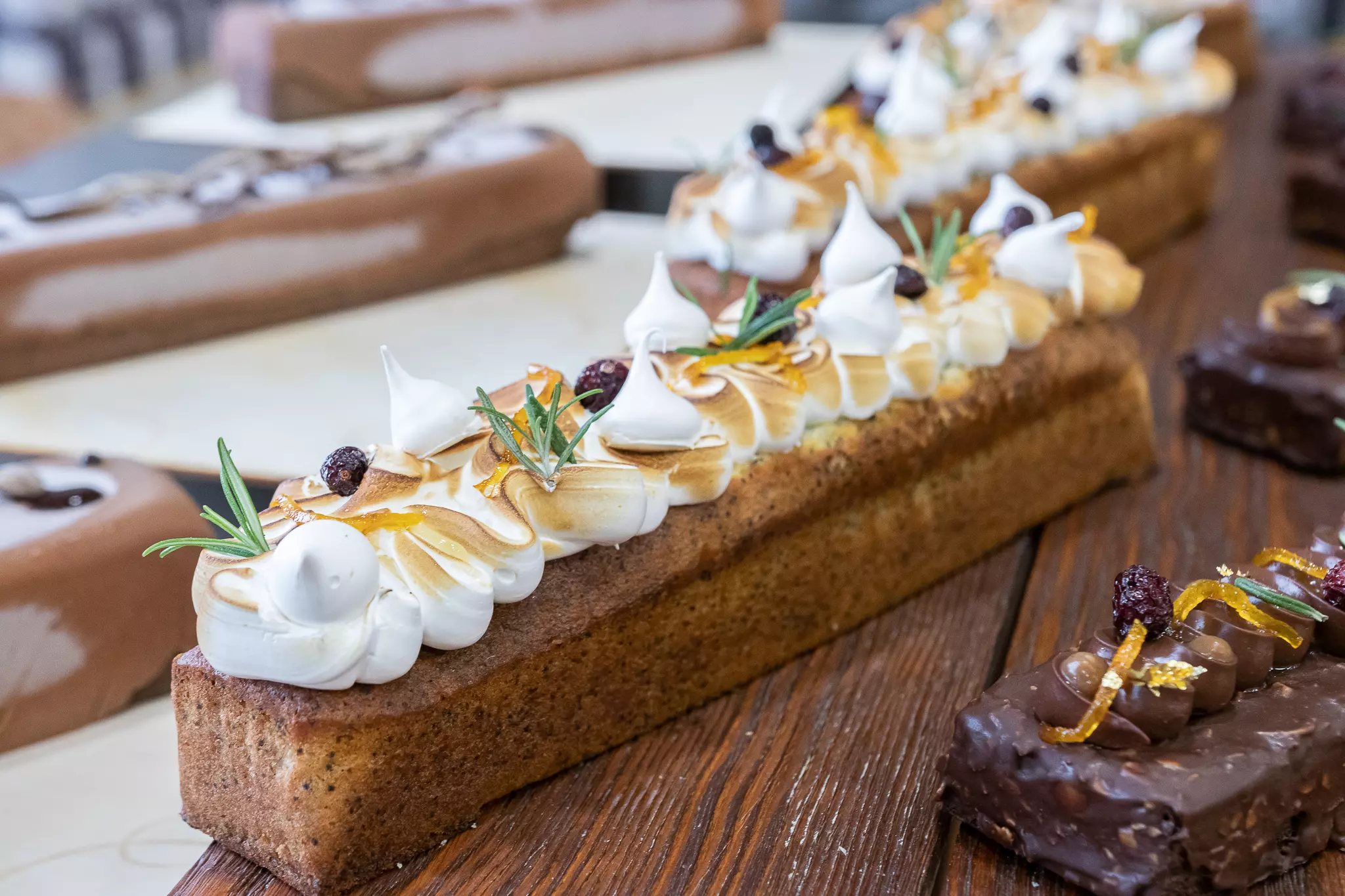 Babka cytrynowa z makiem i opiekaną bezą