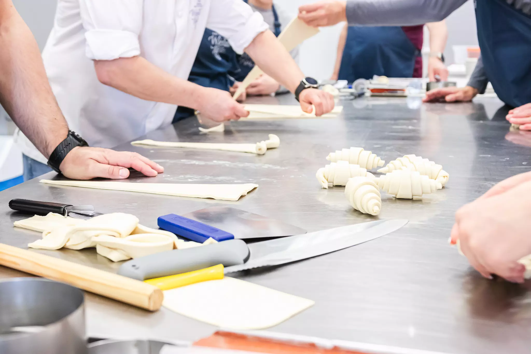 Zwijanie i formowanie croissantów z ciasta półfrancuskiego