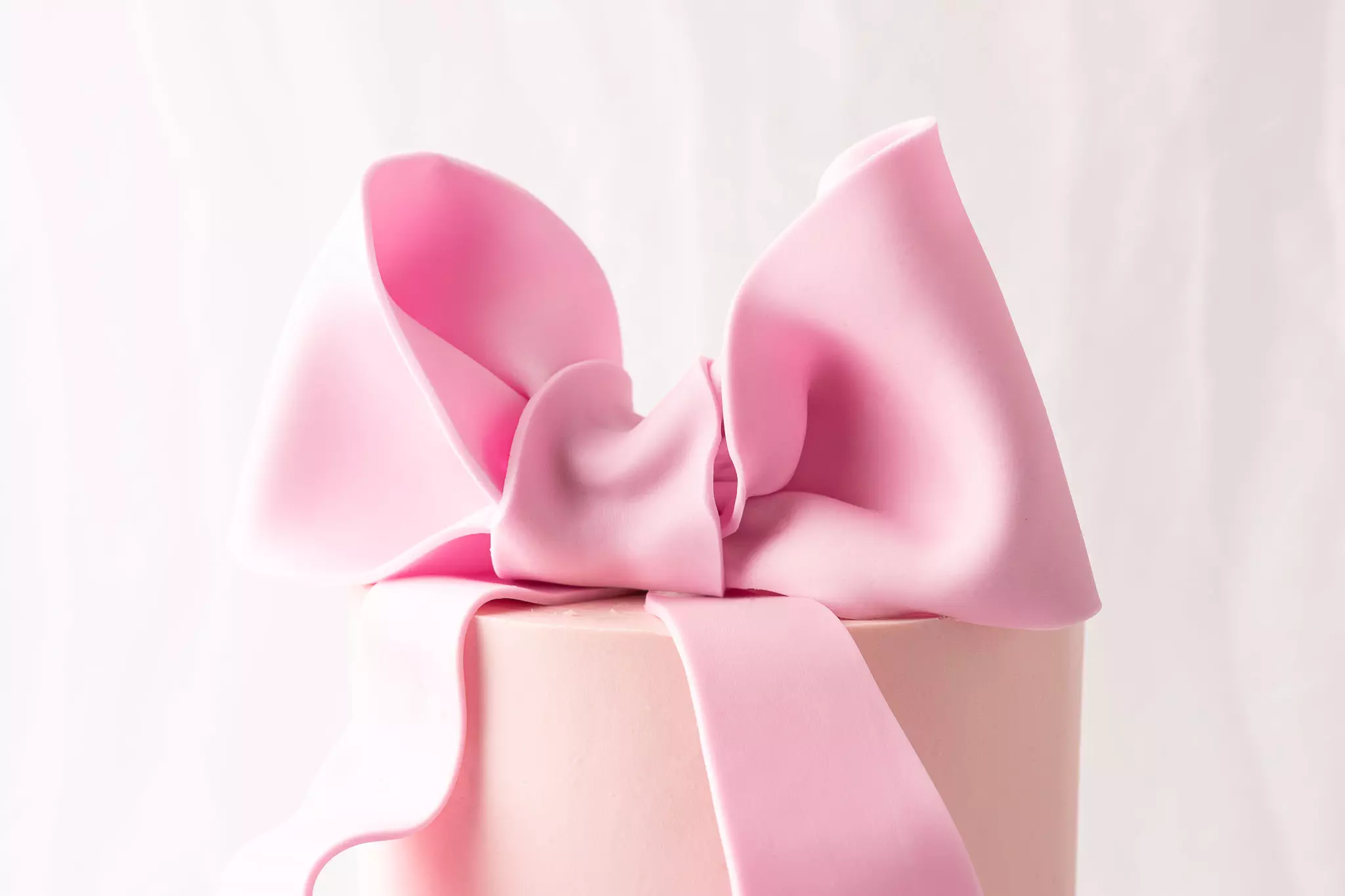 Szkolenie cukiernicze - jednopiętrowy tort z kokardą z masy cukrowej - obrazek 4