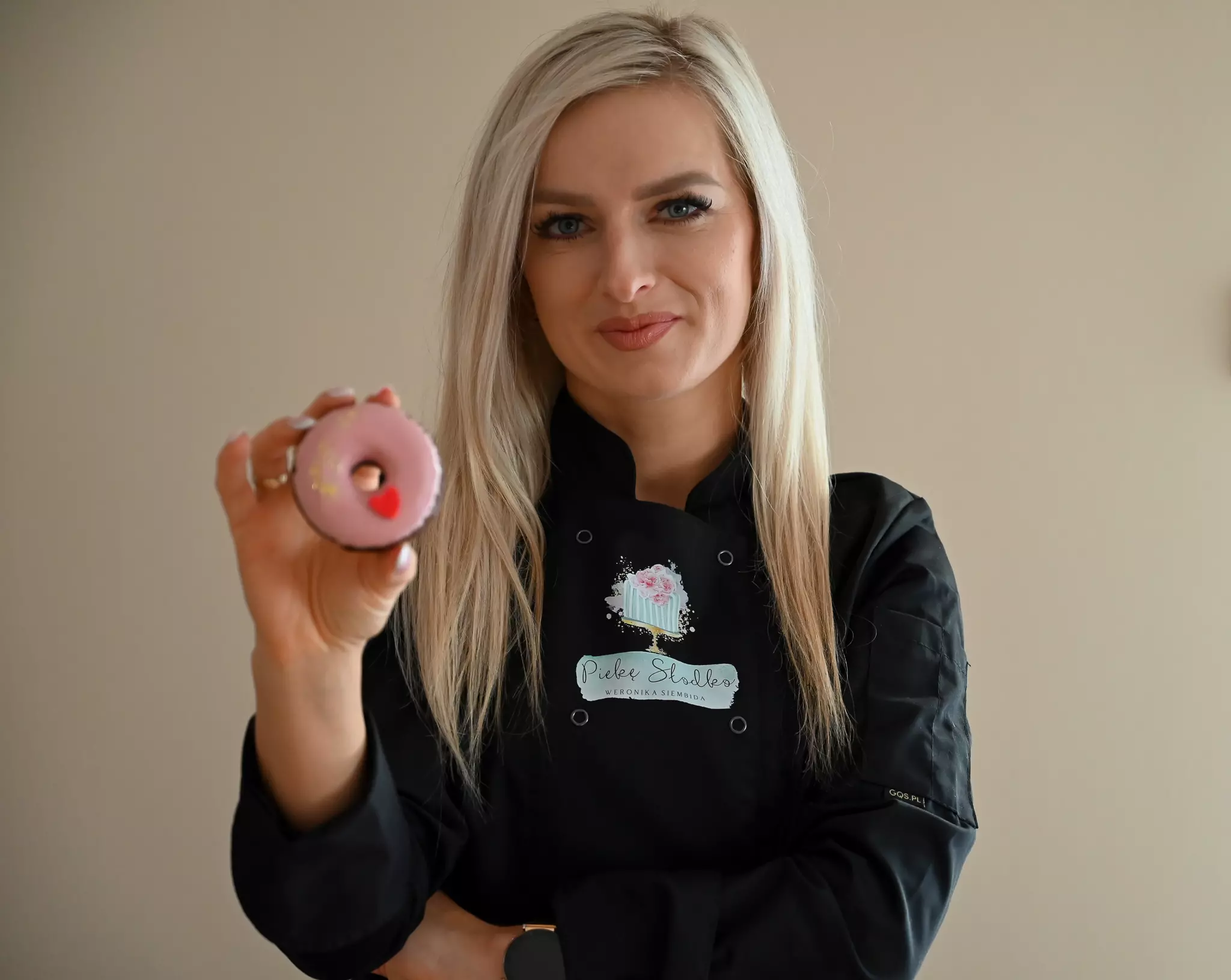 Szkolenie cukiernicze - jednopiętrowy tort z kokardą z masy cukrowej - obrazek 5