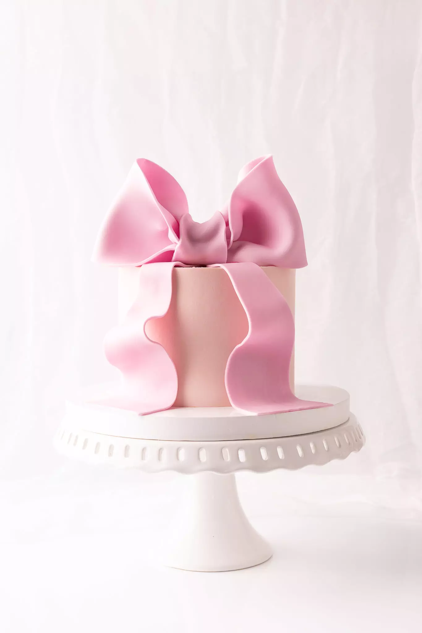 Szkolenie cukiernicze - jednopiętrowy tort z kokardą z masy cukrowej