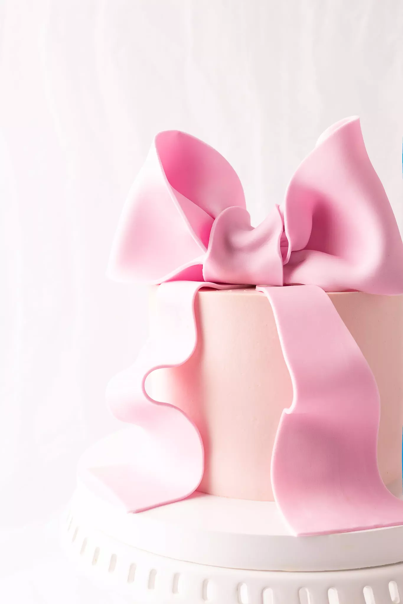 Szkolenie cukiernicze - jednopiętrowy tort z kokardą z masy cukrowej - obrazek 3