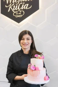 Joanna Jaskot - trenerka w Szkole Artystycznej Wiesław Kucia w Lublinie podczas szkolenia z pieczenia tortów