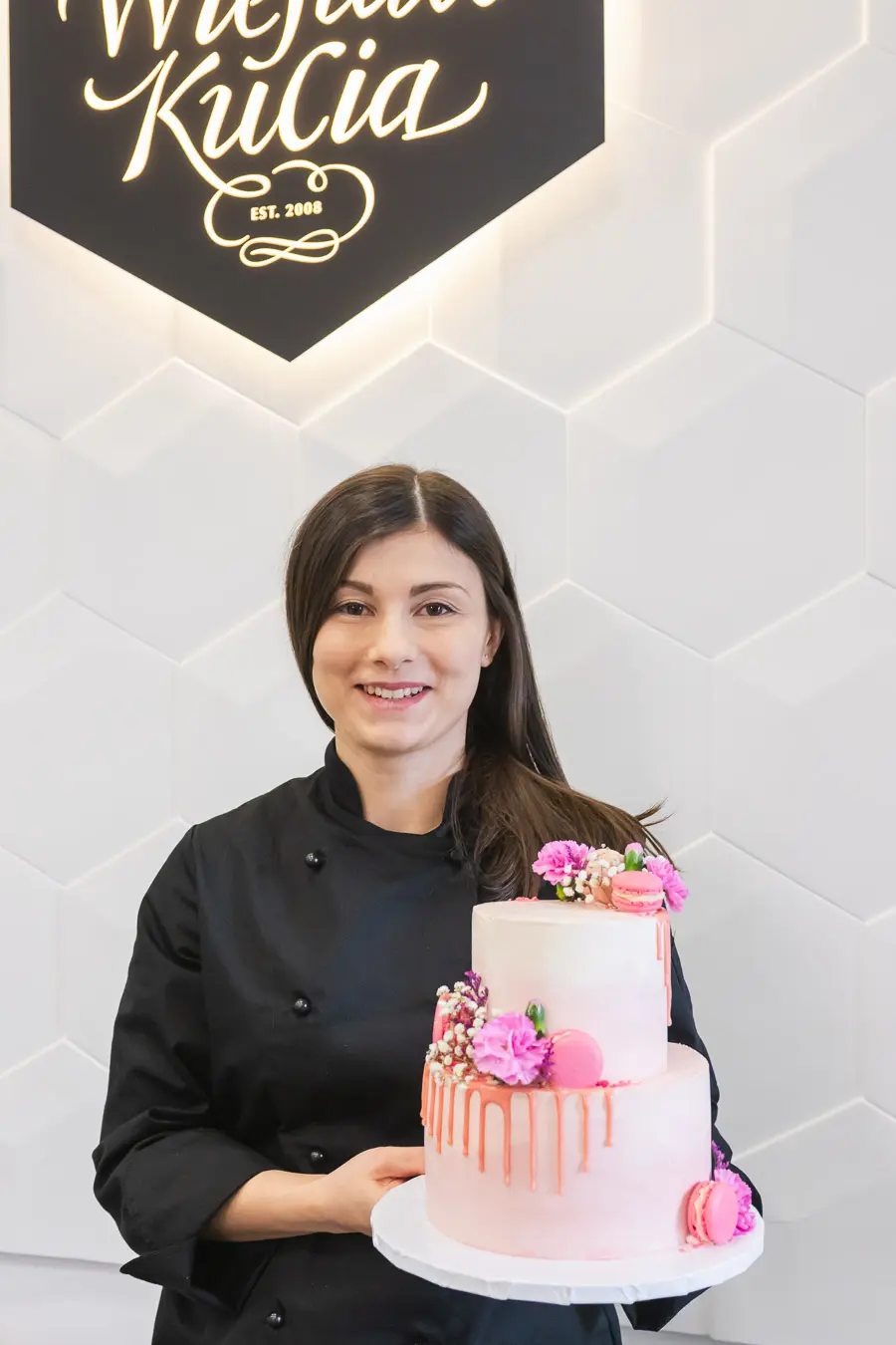 Joanna Jaskot – trenerka w Szkole Artystycznej Wiesław Kucia w Lublinie podczas szkolenia z pieczenia tortów Joanna Jaskot - trenerka w Szkole Artystycznej Wiesław Kucia w Lublinie podczas szkolenia z pieczenia tortów