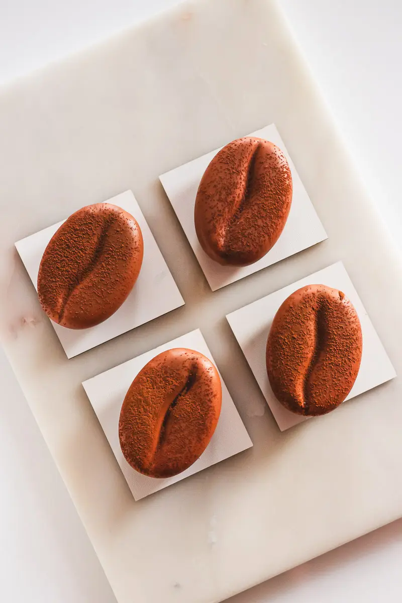 Kawowy efektowny deser w kształcie ziarna na szkoleniu z Jakubem Janiukiem w Lublinie