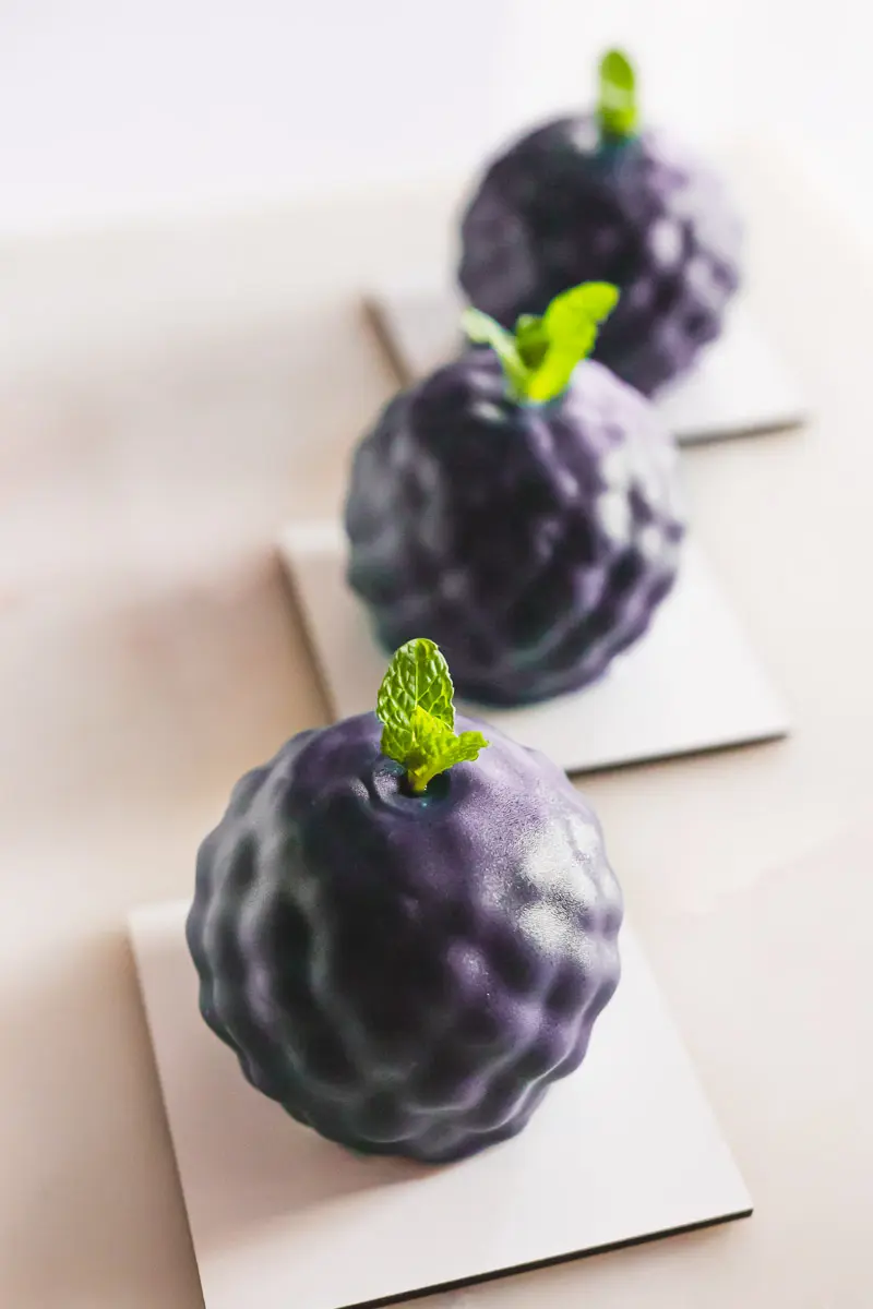 Monoporcja jeżyna jako deser w kawiarni fine dining i na słodki stół