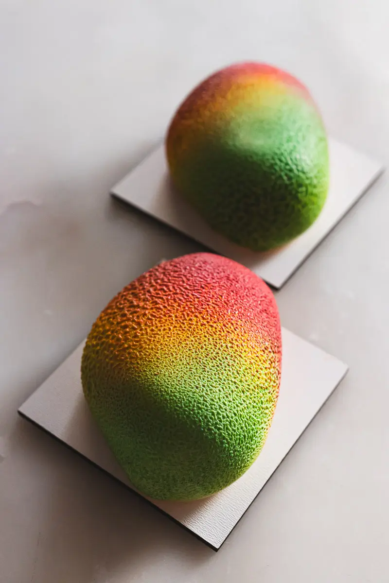 Deser w kształcie i w kolorach owocu mango