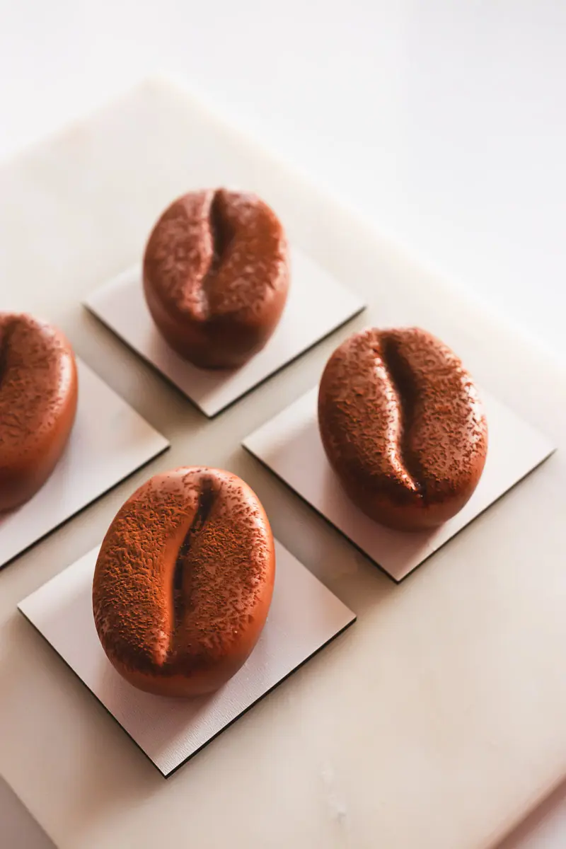 Deser w kształcie ziarna kawy wiralowe monoporcje na szkoleniu z Jakubem Janiukiem