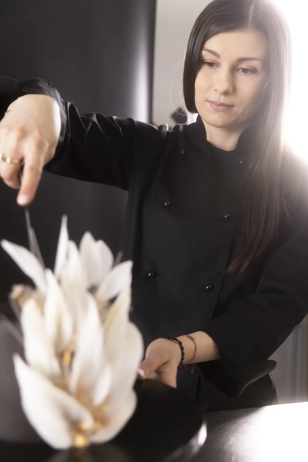 Joanna Jaskot – trenerka Szkoły Artystycznej Wiesław Kucia w Lublinie prowadząca warsztaty cukiernicze - tort czarny